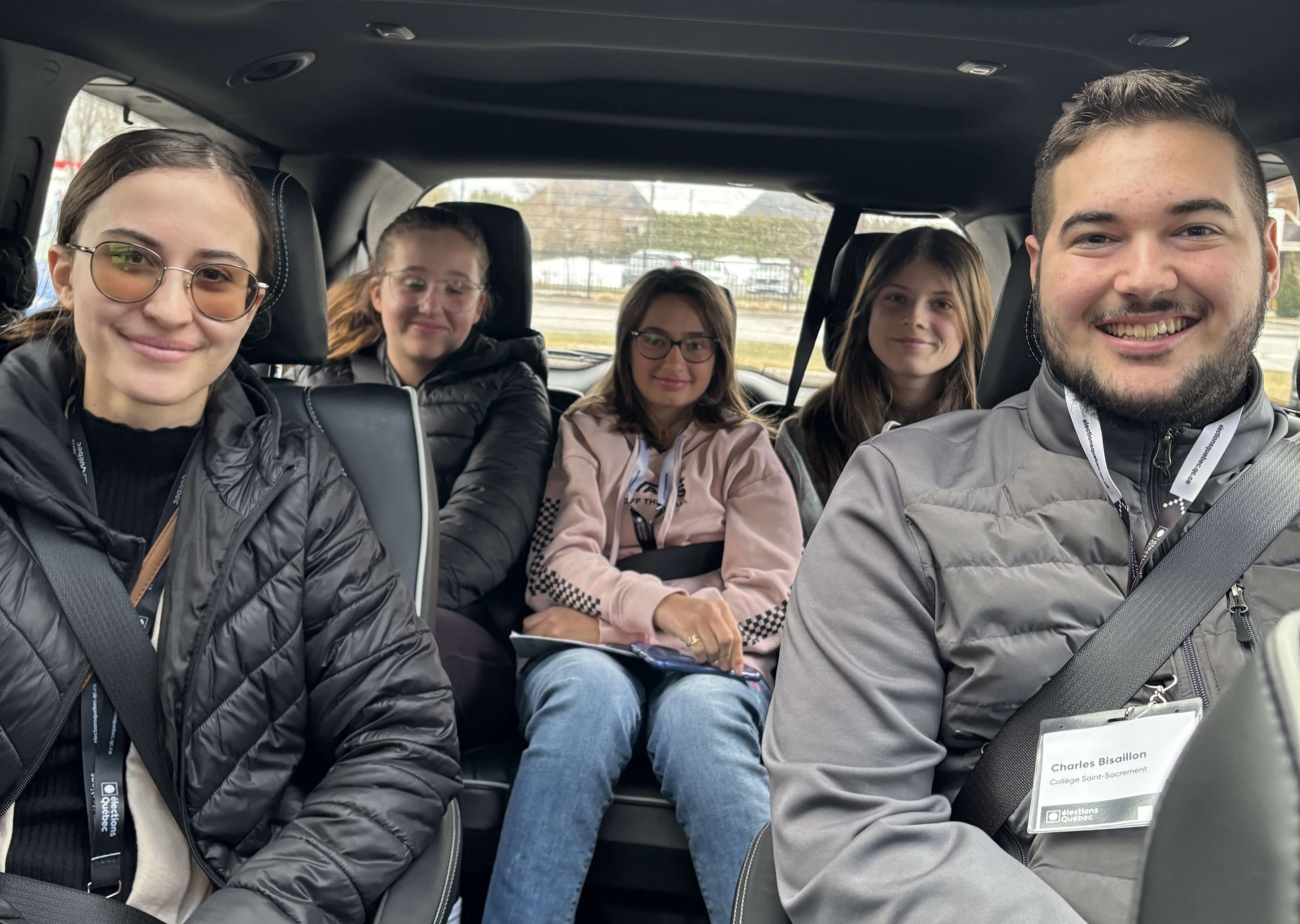Cinq jeunes à bord d’une voiture.