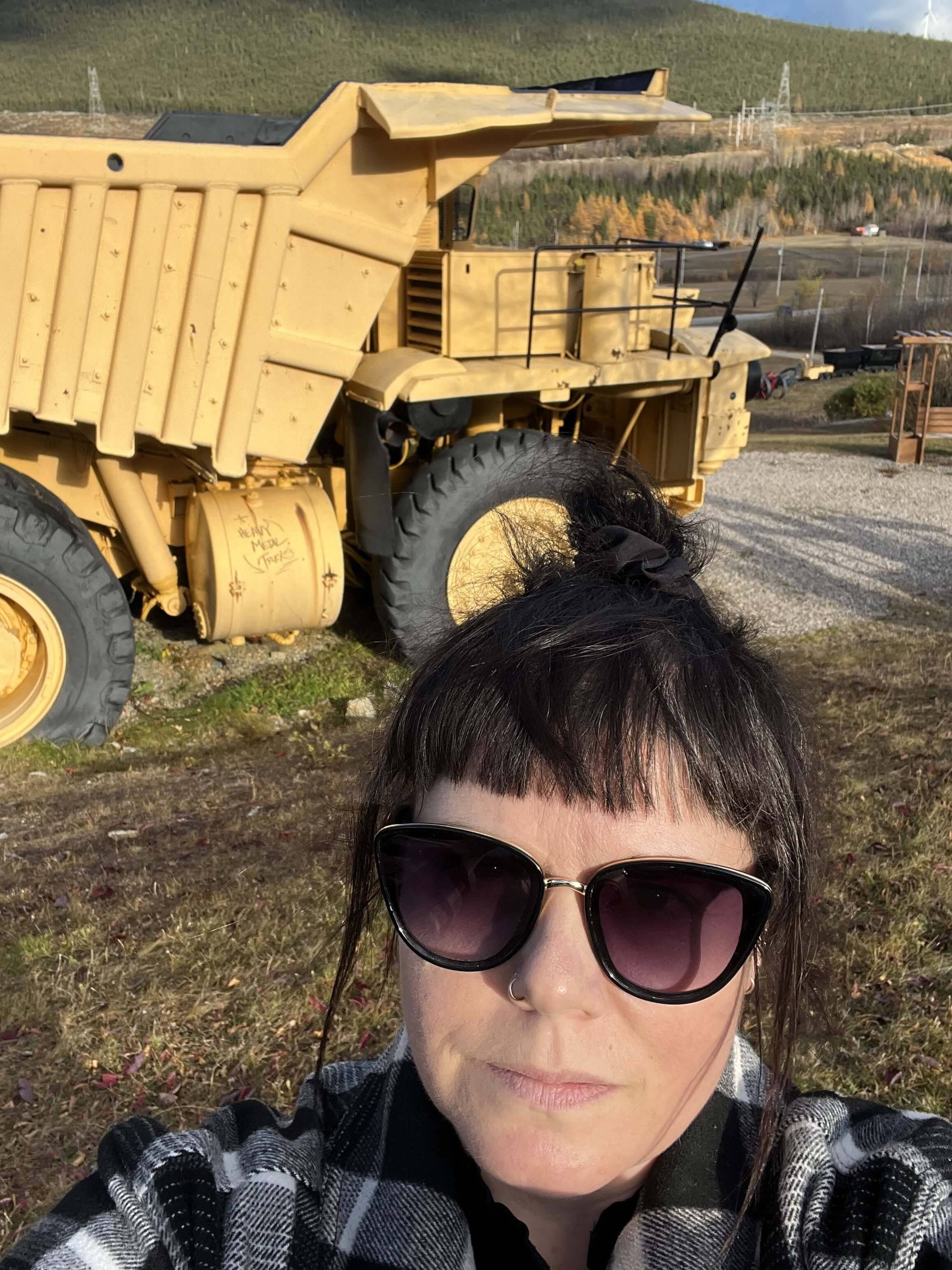 Judy Tweddell devant un camion.