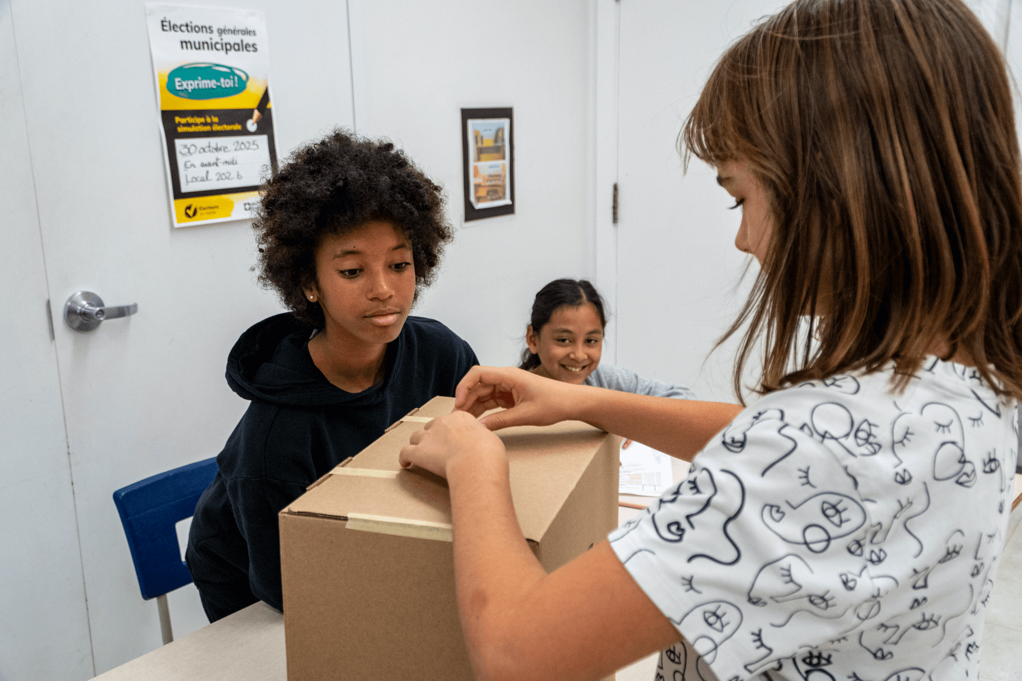 Des élèves qui participent à une simulation électorale.